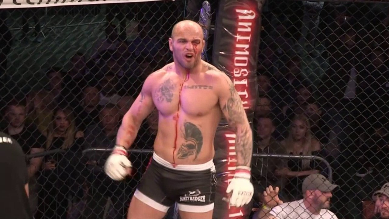 MMA-Kämpfer dreht durch und gibt seinem Gegner eine Kopfnuss