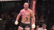 MMA-Kämpfer dreht durch und gibt seinem Gegner eine Kopfnuss