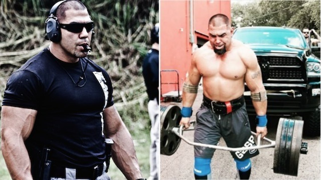 Tony Sentmanat setzt noch einen auf seine bisherigen Workouts drauf! Er zieht einen Pickup und hebt dabei eine Gewichtstange!