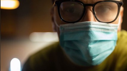 Covid-19 : faut-il se mettre au "double masque" pour éviter la propagation des variants du virus ?