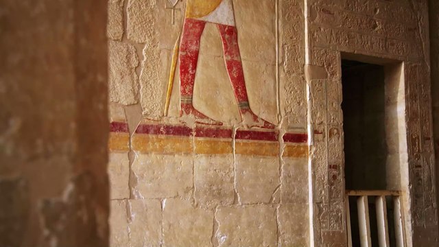 Égypte : Une incroyable momie vieille de deux millé­naires pour­vue d’une langue en or découverte