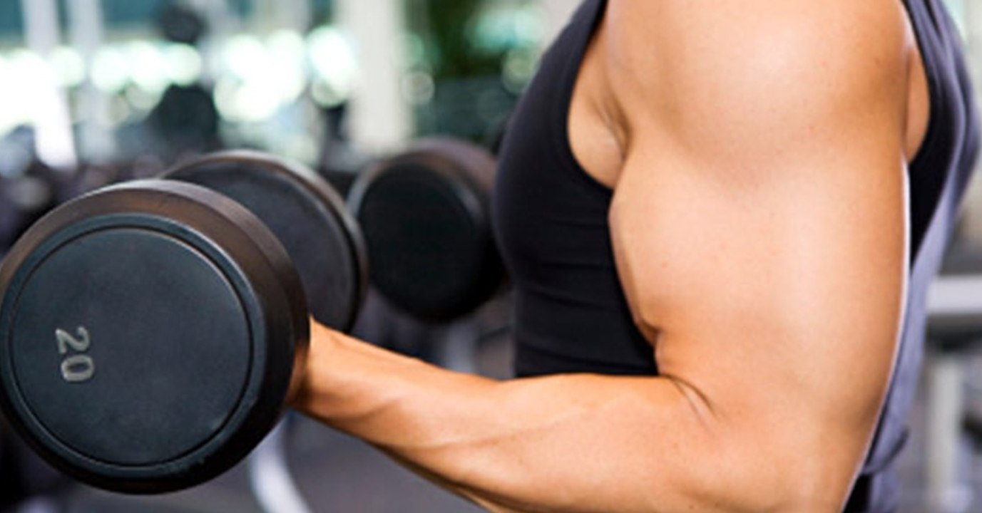 Der Fehler, den ihr niemals machen solltet, wenn ihr euren Bizeps mit Hanteln trainiert