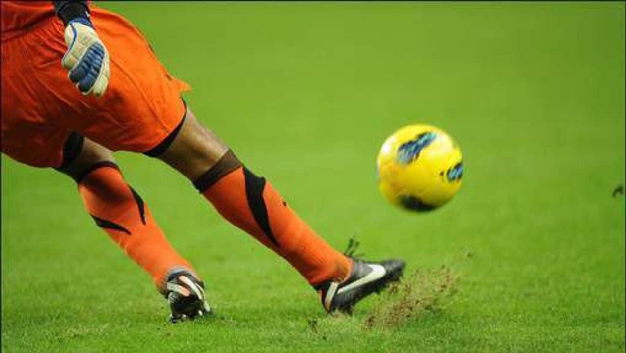 Schlecht geschossener Fußball fliegt aus Stadion in ein anderes Land!