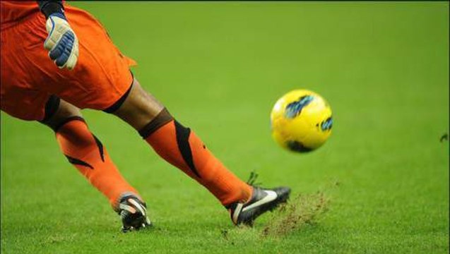 Schlecht geschossener Fußball fliegt aus Stadion in ein anderes Land!