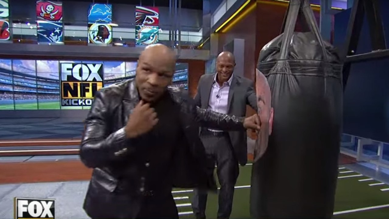 Mike Tyson zeigt der Football-Legende Brian Urlacher, wie man dem Gegner einen K. o. verpasst