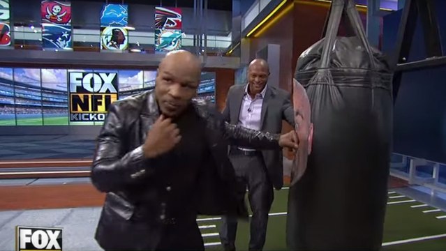 Mike Tyson zeigt der Football-Legende Brian Urlacher, wie man dem Gegner einen K. o. verpasst