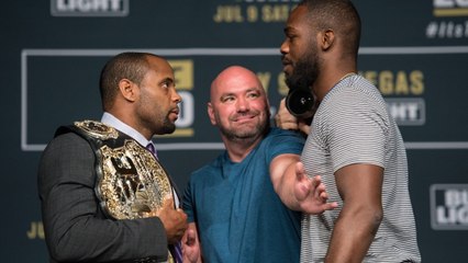 Jon Jones und Daniel Cormier werden hinter den Kulissen einer Pressekonferenz handgreiflich