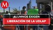 Estudiantes se manifiestan en las afueras de la universidad de Puebla