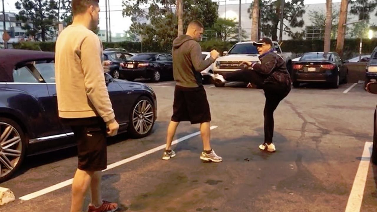 Jean Claude Van Damme erklärt Nate Diaz, wie er Kicks intelligenter einsetzen kann