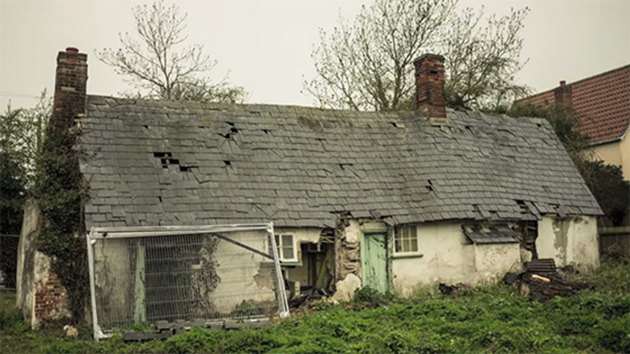 Eine alte Frau hat dieses Haus für immer verlassen. 13 Jahre später entdeckt ein Fotograf sein Inneres