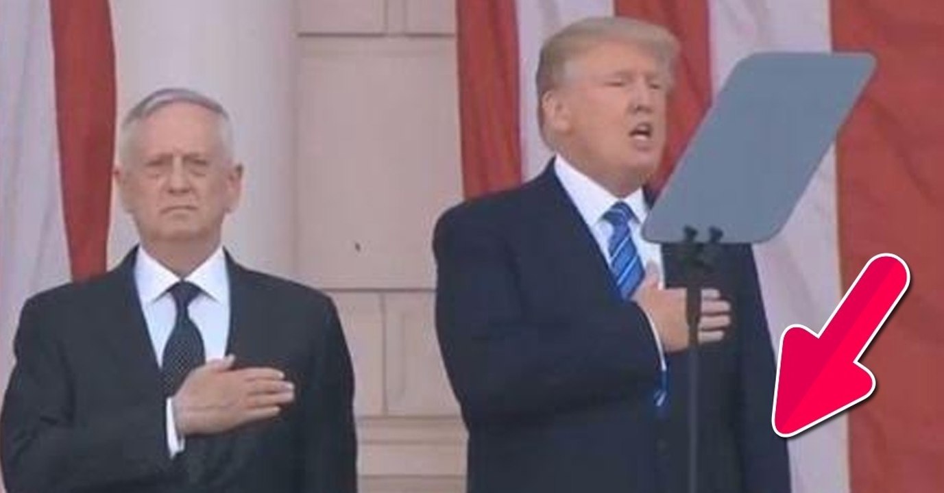 Donald Trump zappelt bei einer feierlichen Zeremonie herum