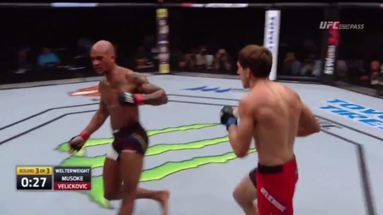 UFC Fight Night 109: Nico Musoke „tanzt“ im Oktagon nach einem Schlag von Bojan Velickovic