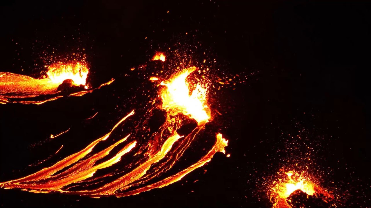 Islande : le volcan Fagradalsfjall entre en éruption et laisse un ciel rouge au-dessus de Reykjavik