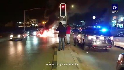 مراسل رؤيا: حرق إطارات على إشارة الصريح إثر اندلاع مشاجرة