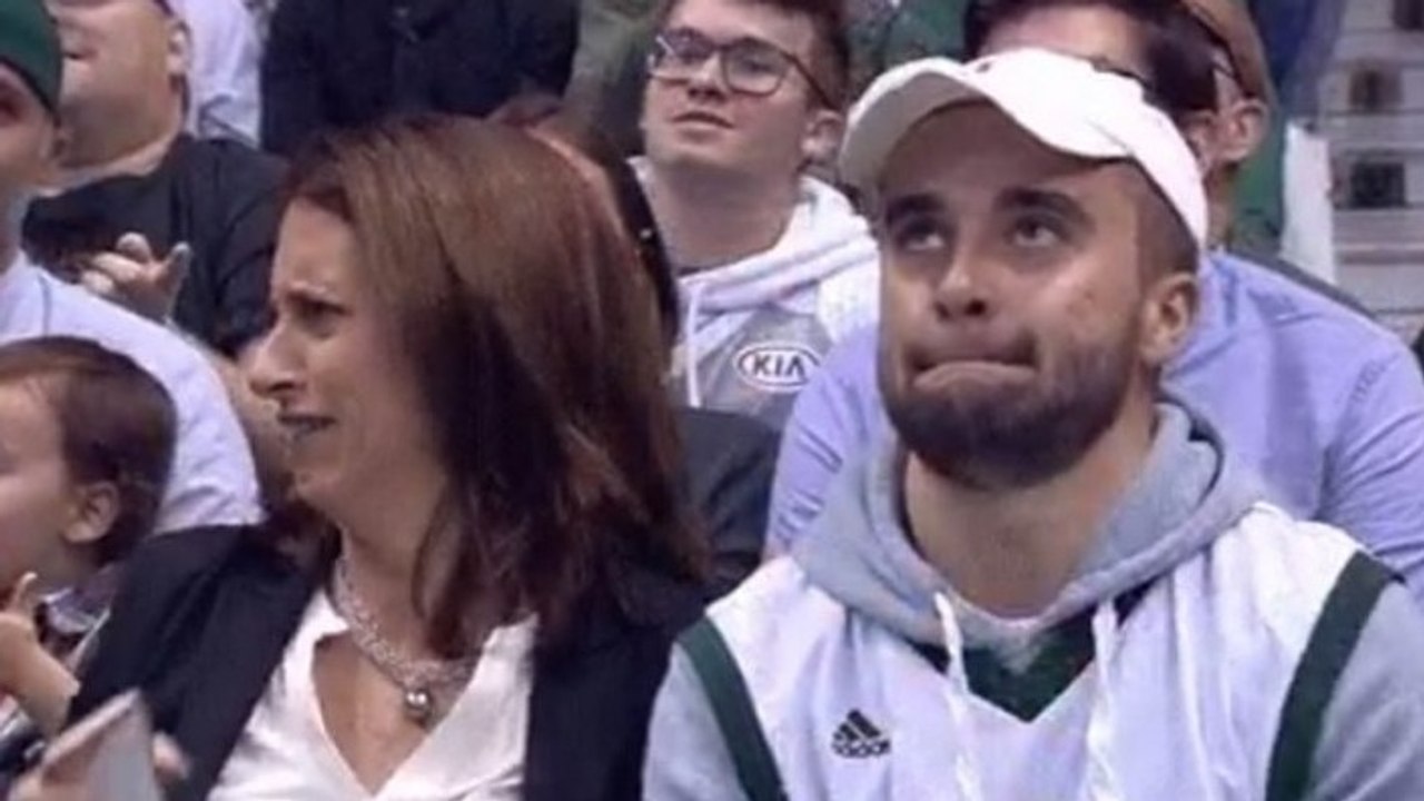 Kiss Cam fängt Pärchen ein: Für die beiden wird es extrem peinlich!