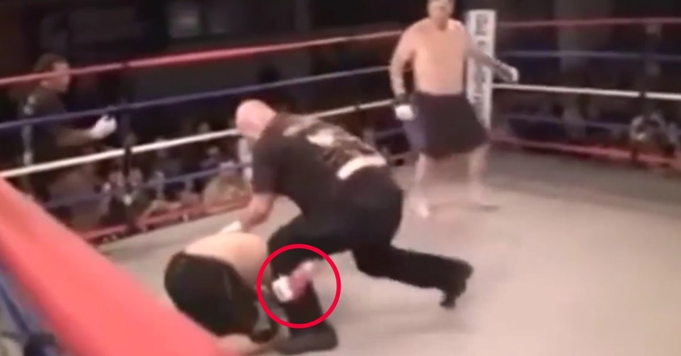 Kämpfer grappelt mit dem Kampfrichter