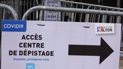 Covid-19 : les tests nasaux "ne sont pas sans risque", selon l'Académie de médecine