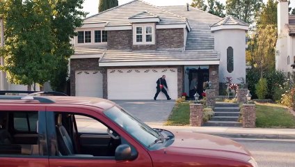 Pups Alone Fragman