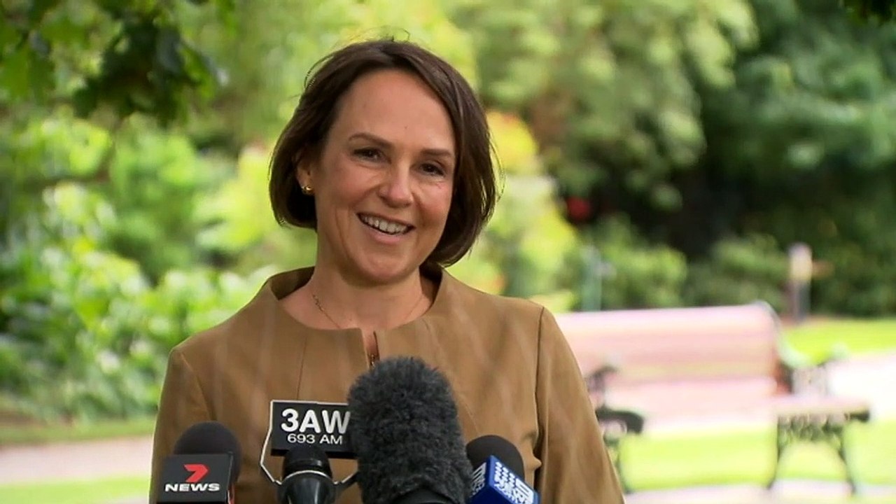 Leading epidemiologist calls for Victoria's vaccine passport rules to be eased