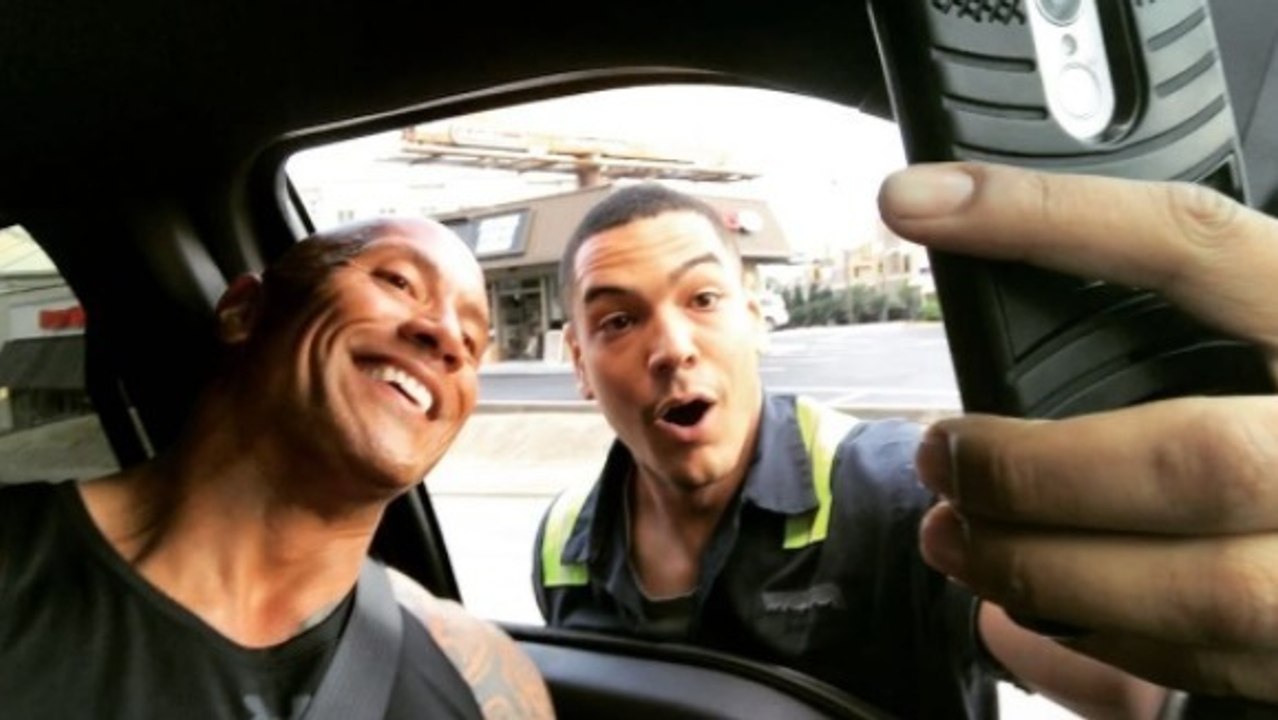 Genau das ist der Grund, warum wir The Rock lieben! Dieser Fan kann es nicht fassen!