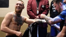 Kavanagh zeigt kurz vor der Ankündigung seines Kampfes gegen Mayweather eine SMS von McGregor