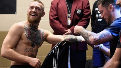 Kavanagh zeigt kurz vor der Ankündigung seines Kampfes gegen Mayweather eine SMS von McGregor