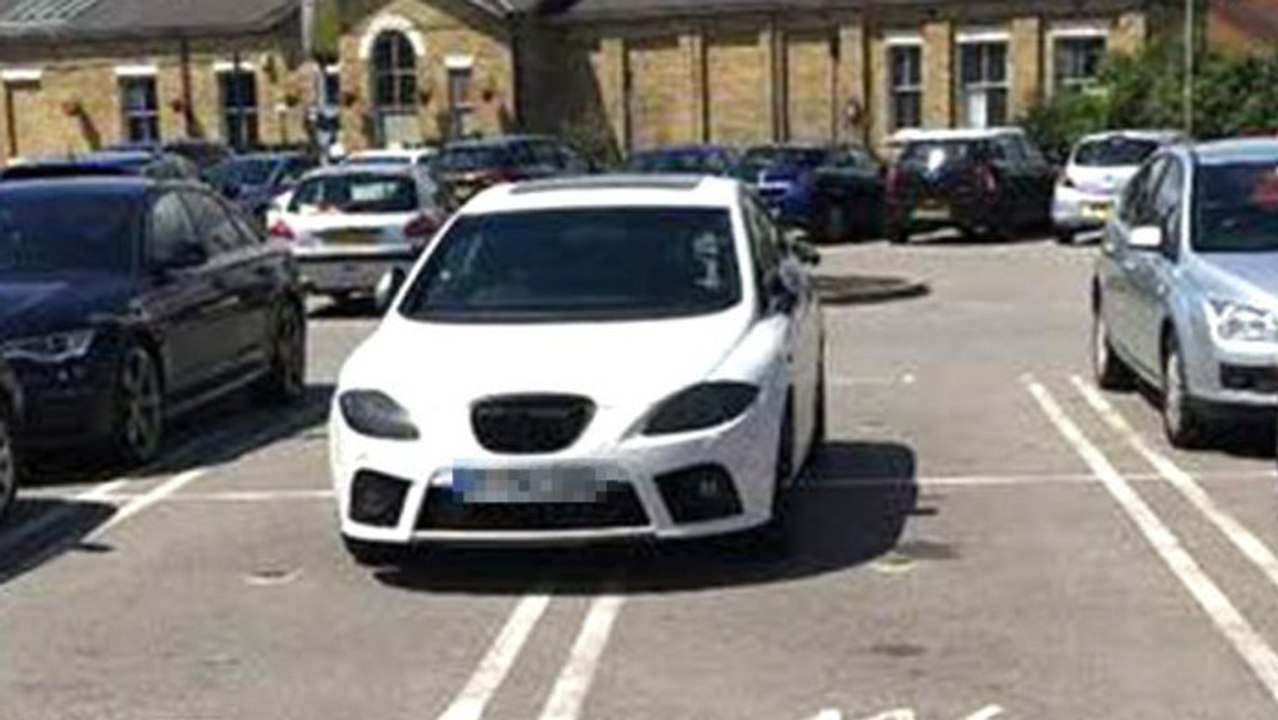 Vier Parkplätze gleichzeitig: Die Erklärung des Fahrers macht einfach wütend!