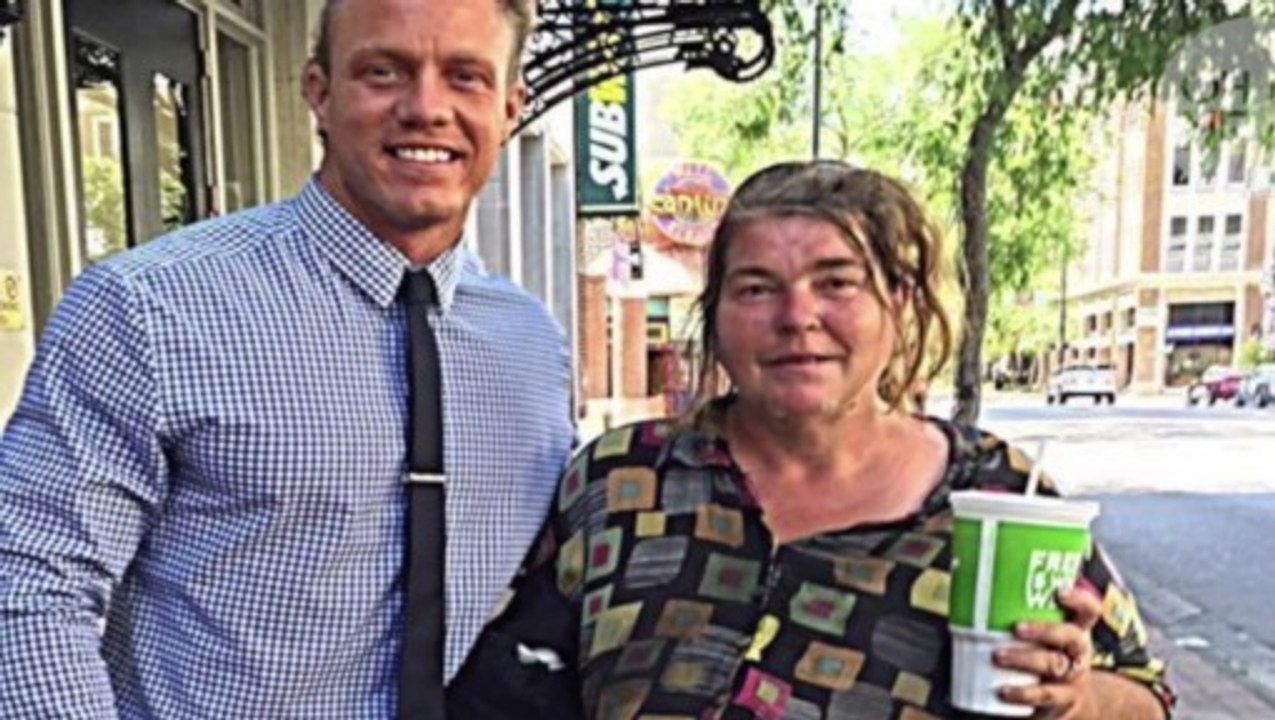 Mann hilft Obdachloser, lesen zu lernen