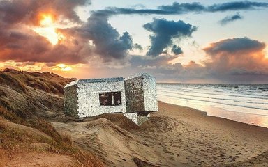 Un inconnu recouvre ce bunker de miroirs. Le résultat est étincelant et incroyable !