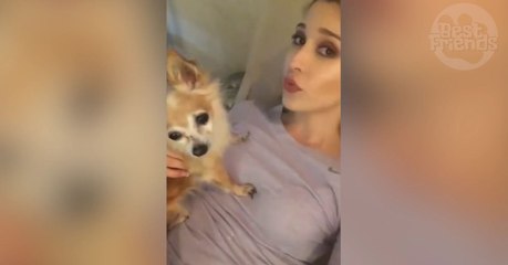 Cette jeune femme et son chien chantent ensemble et forment un duo d'enfer