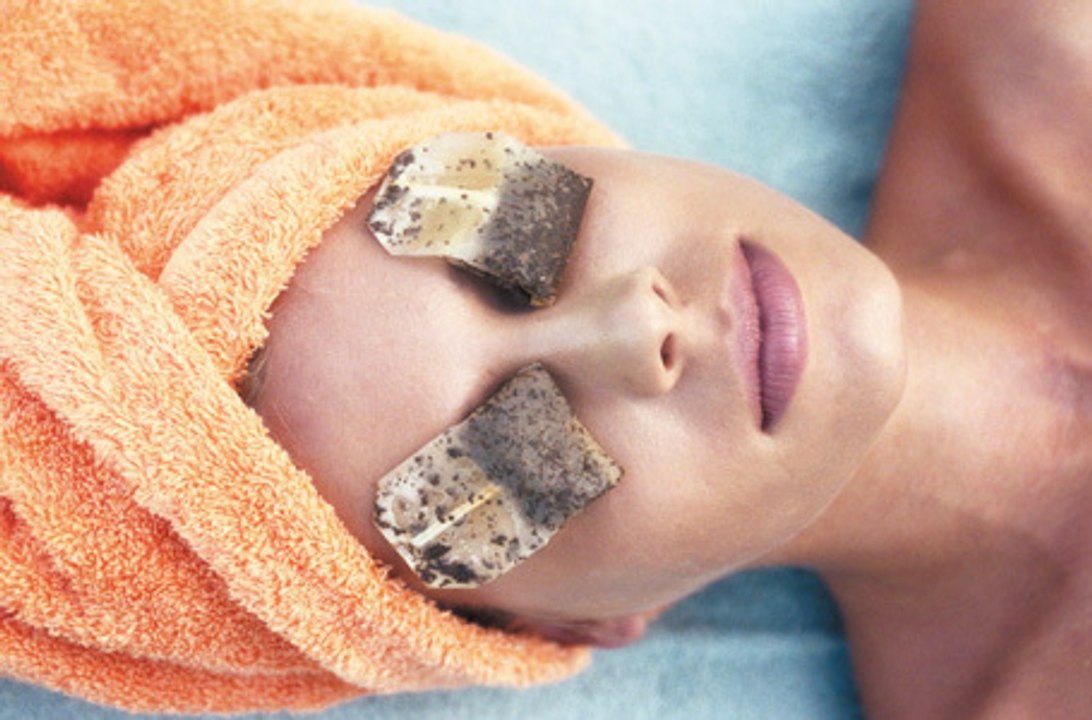 Cernes : le sachet de thé, l'astuce magique pour estomper ses poches sous les yeux