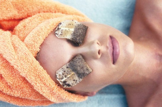 Cernes : le sachet de thé, l'astuce magique pour estomper ses poches sous les yeux