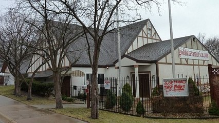Cet homme a peint sa maison aux couleurs de l'arc-en-ciel en réponse aux insultes homophobes d'une Eglise