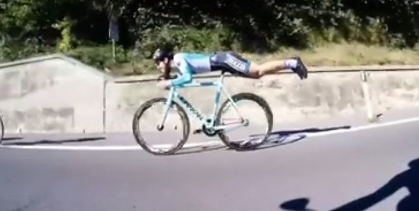 Un cycliste en pleine descente teste la position superman pour plus d'aérodynamisme !