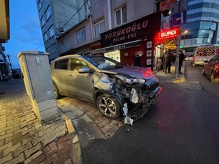 Video herunterladen: Alkollü sürücü doğalgaz kutusuna çarptı