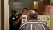 La police ouvrent le frigo de cet homme de 79 ans. Ce qu’ils trouvent à l’intérieur les a scotchés..