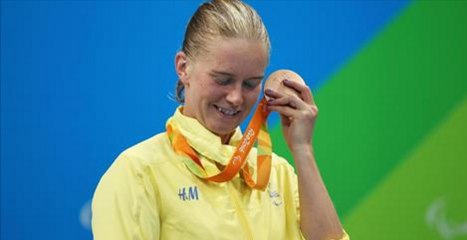 Jeux Paralympiques: Pourquoi les athlètes collent-ils leurs médailles contre l'oreille sur le podium ?