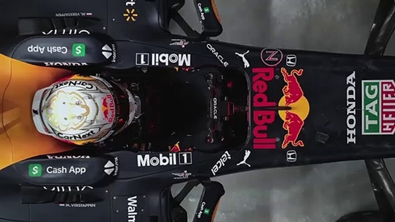 Max Verstappen conduz na neve