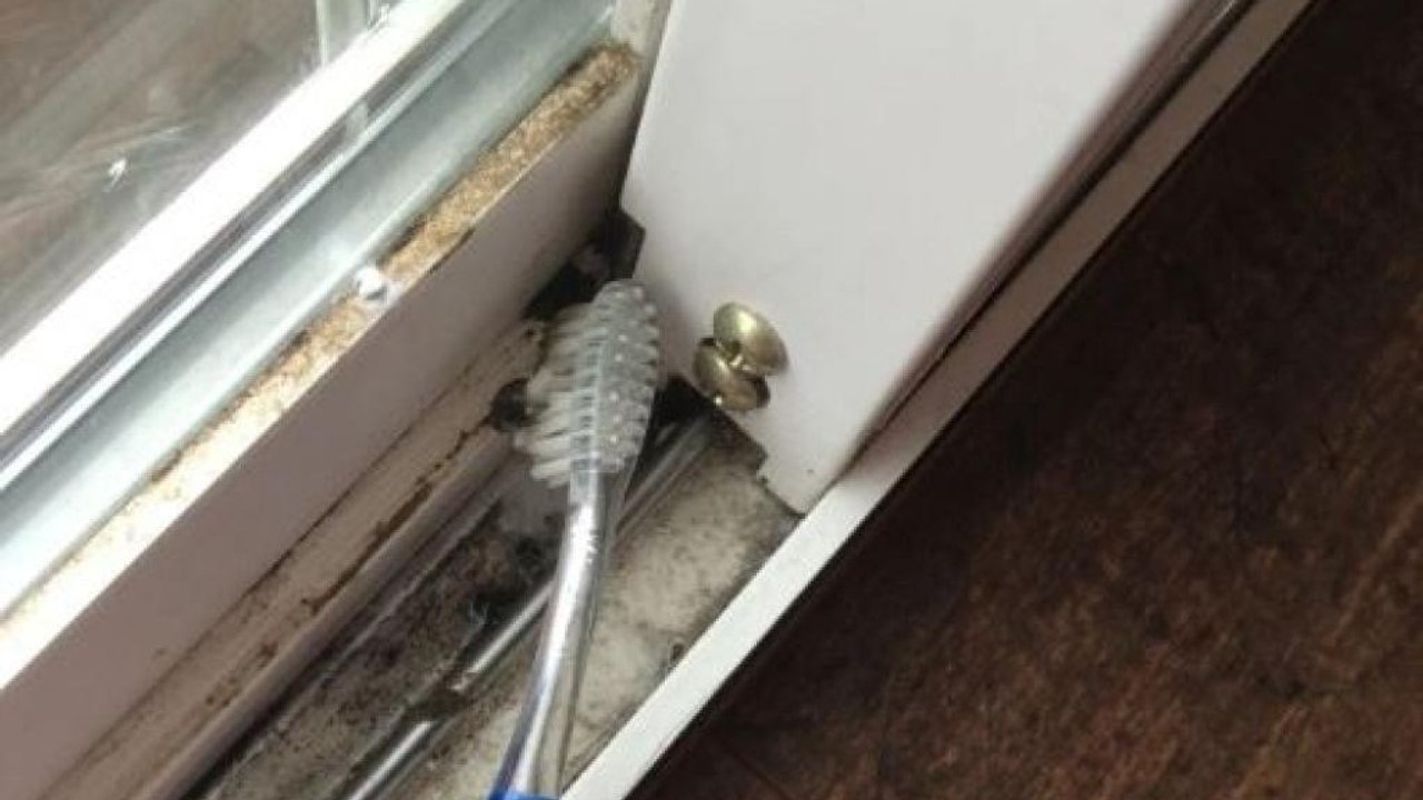 Voici une astuce infaillible pour nettoyer les traînes de vos fenêtres