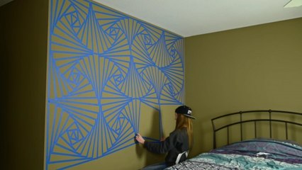 Cette jeune fille réalise une décoration hors du commun sur son mur grâce à du ruban adhésif