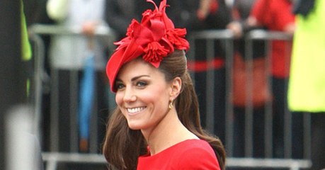 A l'occasion d'une cérémonie officielle, la robe rouge de Kate Middleton a fait sensation !