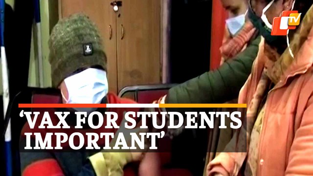 WATCH | Students Brave Heavy Snowfall To Get Covid-19 Vaccine Jab