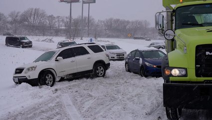 ‘This is terrible’: Drivers surrounded by stuck vehicles in Illinois