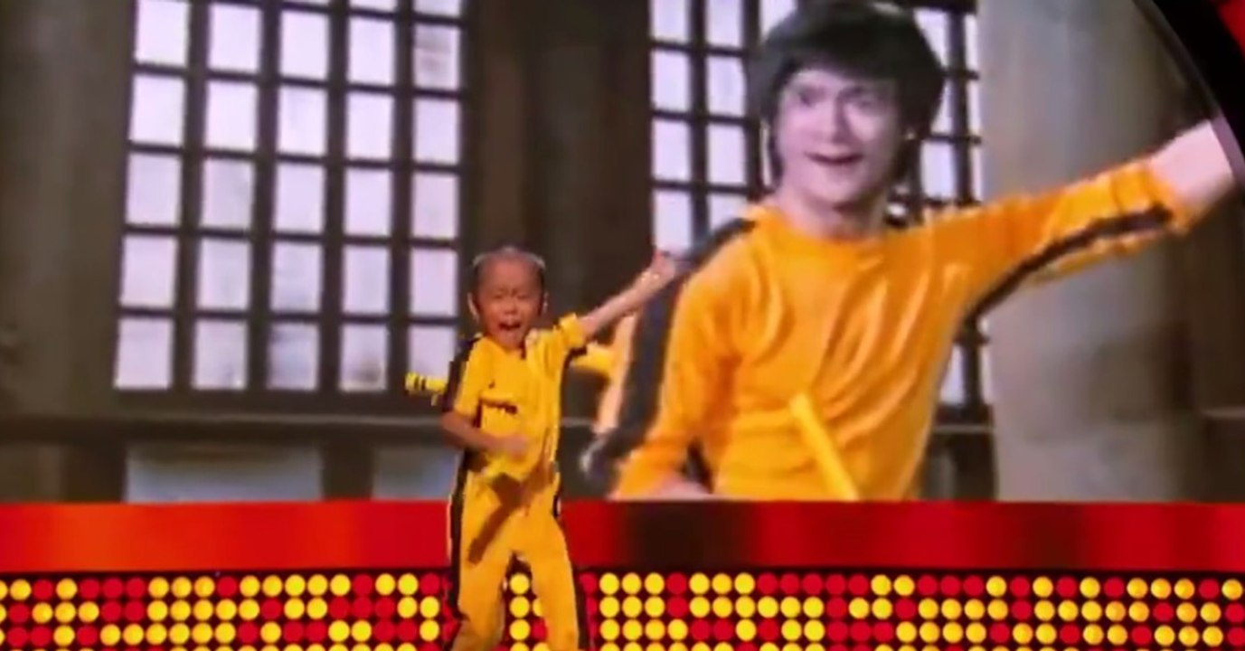 Der kleine Junge imitiert sein großes Vorbild Bruce Lee – und wie!