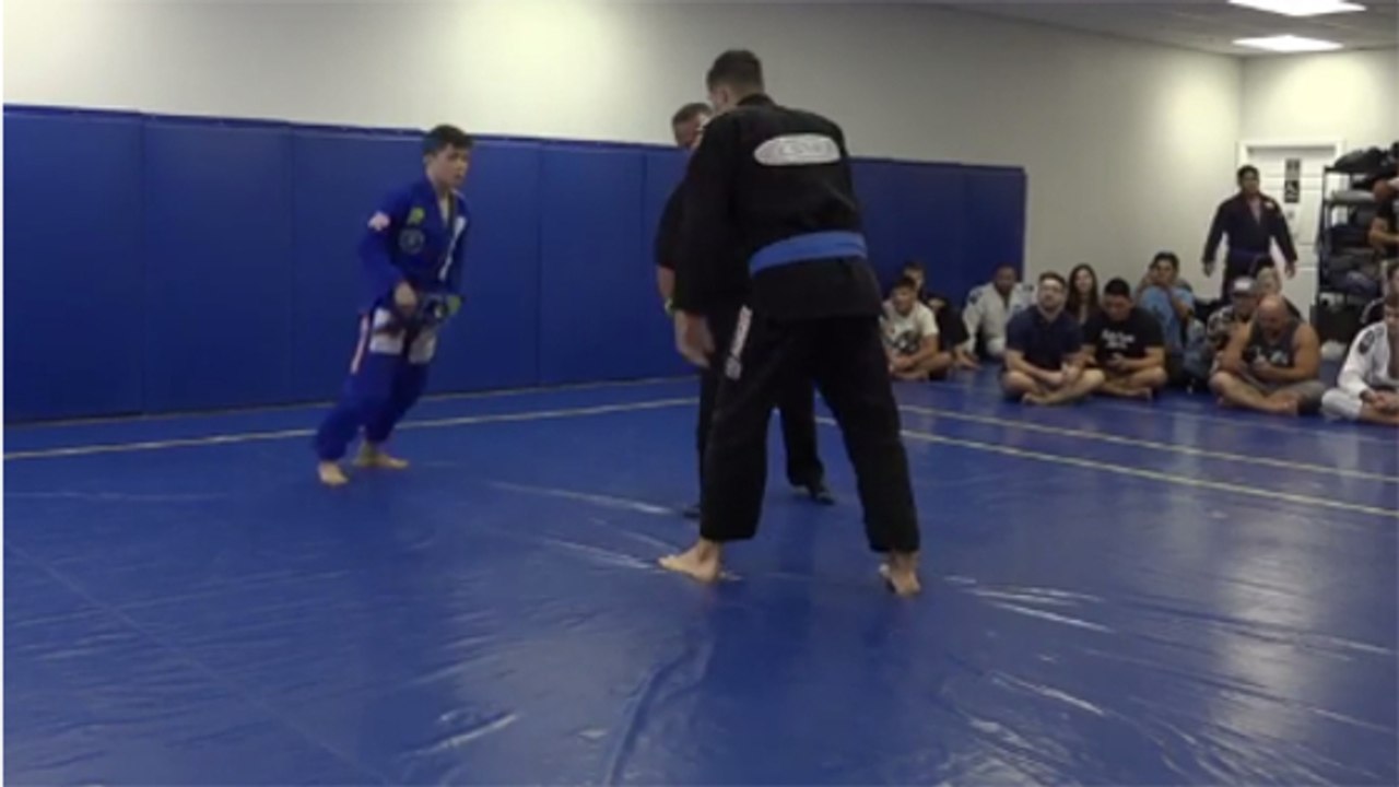 Ein kleiner Jiu-Jitsu-Experte kämpft gegen einen riesigen Ringer. Nach 50 Sekunden ist der ungleiche Kampf vorbei!