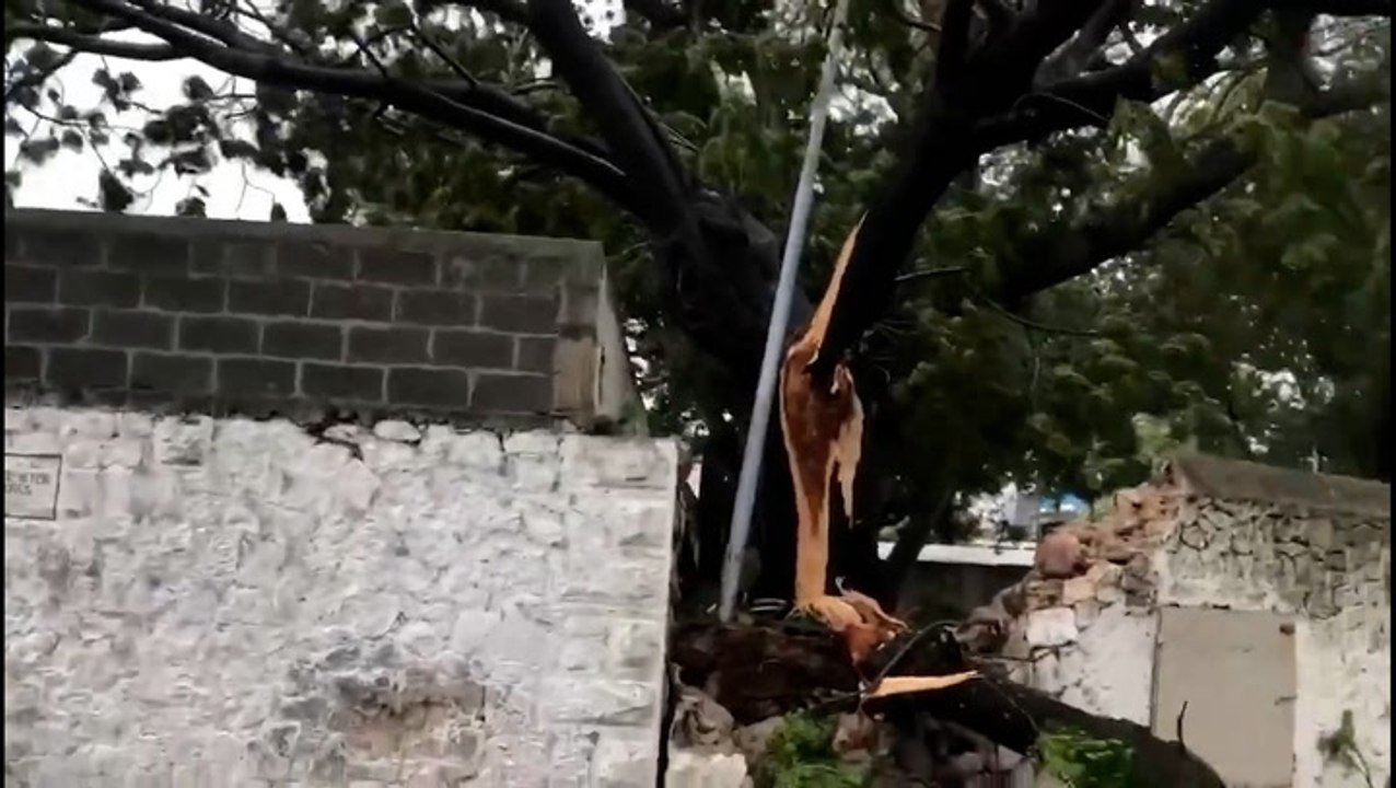 Strong winds and waves as cyclone descends on island nation of Mauritius
