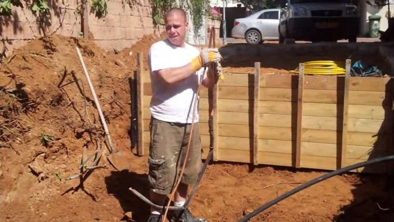 Er träumt von einem Pool im Garten, sie will einen neuen Rasen: Seine Lösung ist genial!
