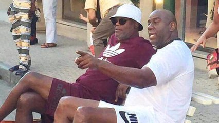 Tải video: Samuel L. Jackson und Magic Johnson werden bei ihrem Urlaub in Italien für Flüchtlinge gehalten