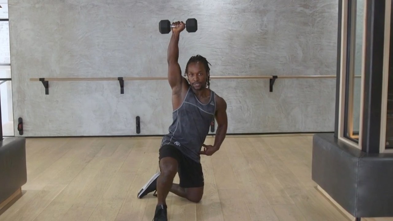 Ihr träumt davon, V-förmige Bauchmuskeln zu haben? Probiert mal die Übung mit einer einfachen Hantel