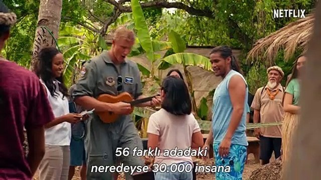 Noel Hediyesi Bombardımanı Altyazılı Fragman